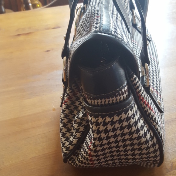 3/$20 CHAPS purse - Picture 3 of 5